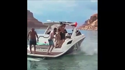 Download Video: Elle se souviendra longtemps de son backflip raté sur le bateau