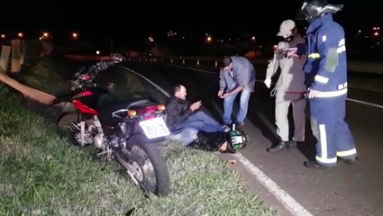 Motociclista colide contra ciclista na BR-467, em Cascavel