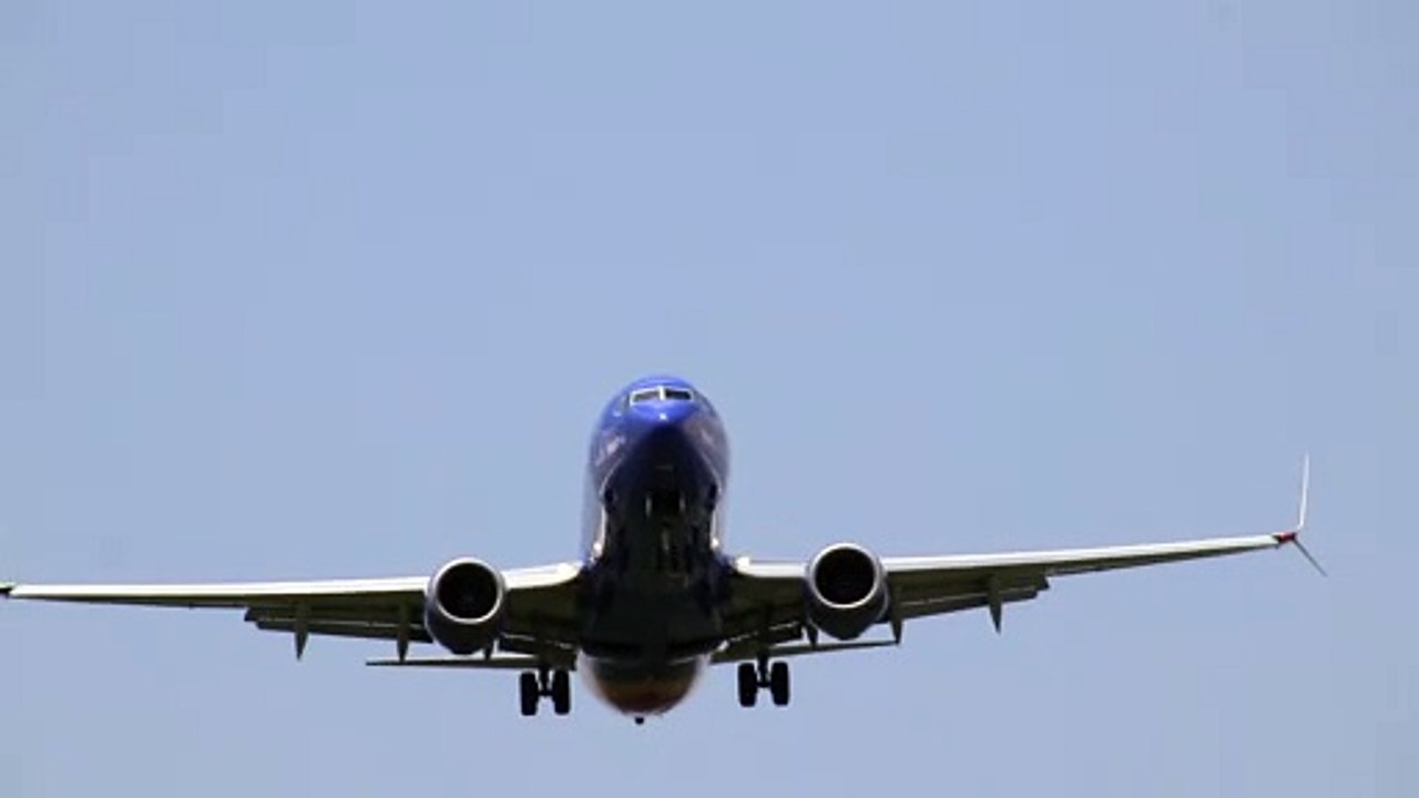 Southwest Airlines Boeing 737-800 Flt 1833 Landing at St Louis Lambert Intl - STL