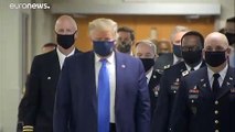 Donald Trump porte un masque pour la première fois en public