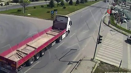 Kameralara yansıyan kazalarda araçlar adeta çarpışan oto gibi birbirlerine girdi