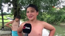 Sıcaktan bunalan çocuklar sulama kanalında serinledi