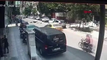 Görünmez kaza; balkondan uçtu, motosikletlinin üzerine düştü