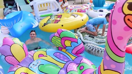 THE FLOOR IS LAVA CHALLENGE - LE SOL C'EST DE LA LAVE !  DANS LA PISCINE, SUR DES GONFLABLES !