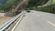 Se derrumba una carretera en el suroeste de China debido a las lluvias torrenciales