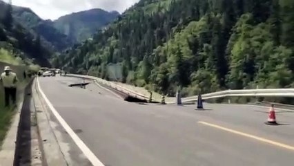 Se derrumba una carretera en el suroeste de China debido a las lluvias torrenciales