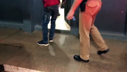 Dois são detidos com motocicleta furtada em pátio de empresa