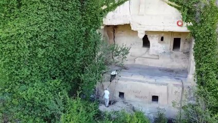 Definecilerin hedefi olan kaya mezarları kurtarılmayı bekliyor