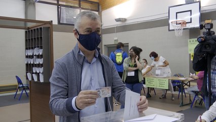 Iñigo Urkullu vota junto con su mujer en  Durango (Bizkaia)
