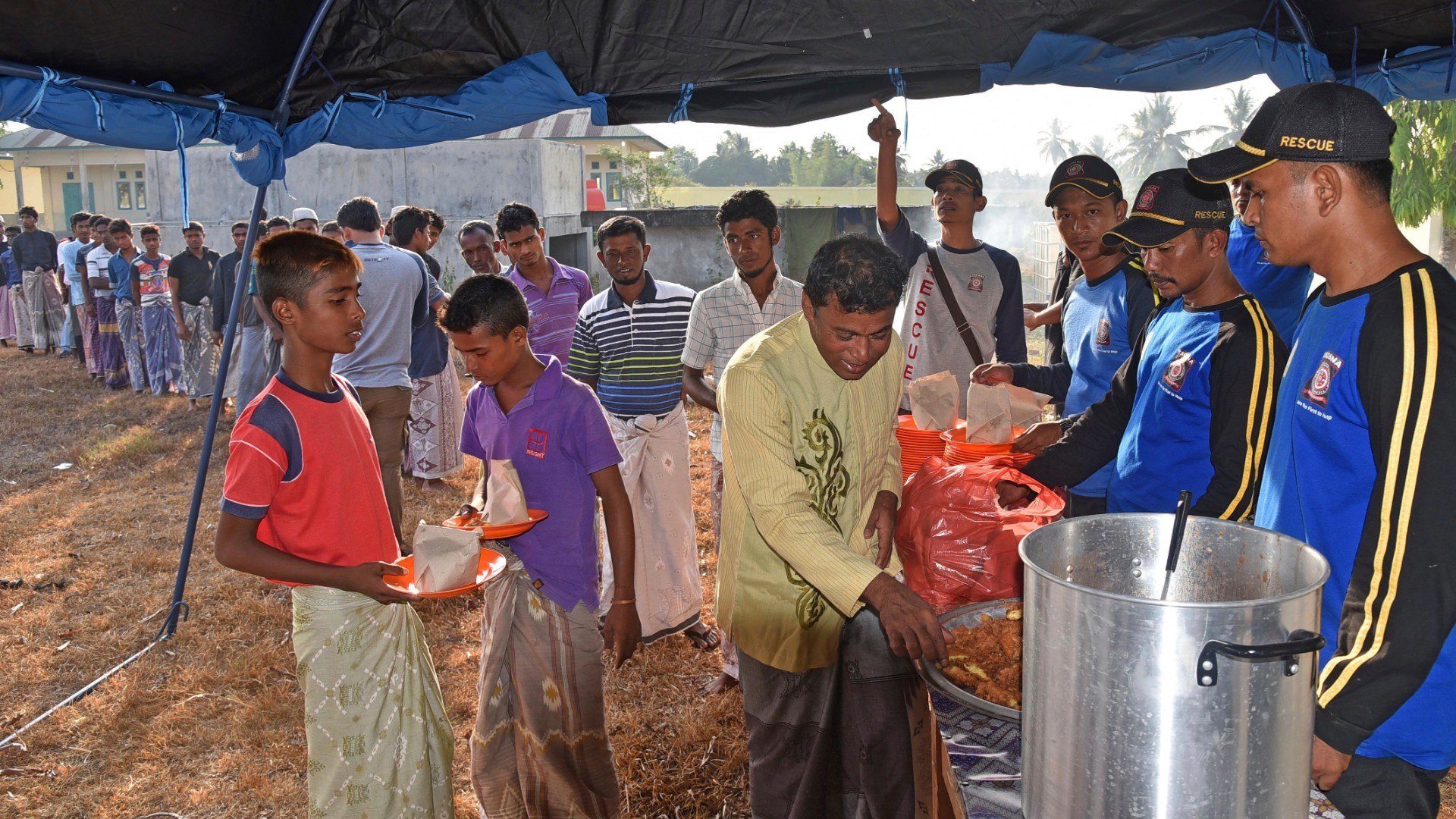 ⁣Indonesia: Aceh community support rescued Rohingya refugees