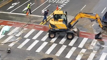 인천 송도 배수관로 파열...한때 교통 마비 / YTN