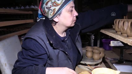 Bilecikli Emin usta topraktan ürettiği fincan takımlarını yurt dışına gönderiyor