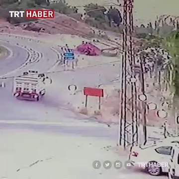 Freni boşalan kamyonun devrilme anı kamerada