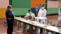 La participación en Galicia crece cuatro puntos y en Euskadi cae un 1,3%