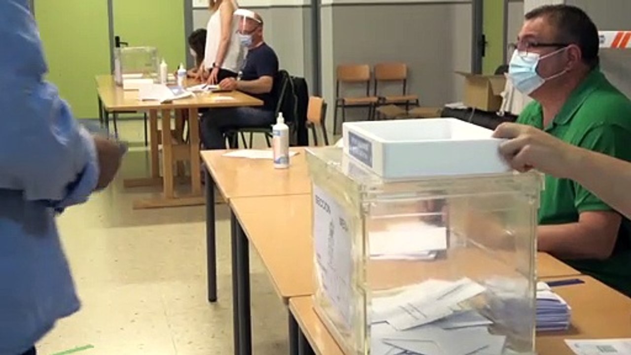 La participación en Galicia crece cuatro puntos y en Euskadi cae un 1,3%