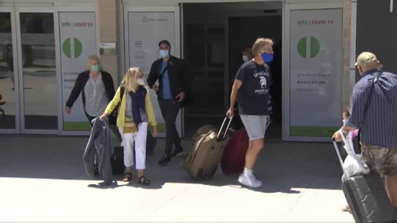 Llegan a Canarias los primeros turistas británicos