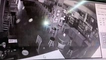 Vídeo mostra ladrão arrombando panificadora e realizando furto