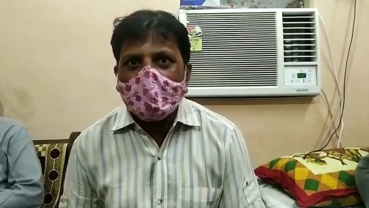 सामाजिक दूरी के नियम की उड़ी धज्जियां, अवकाश के दिन भी खुल रहे डाक घर