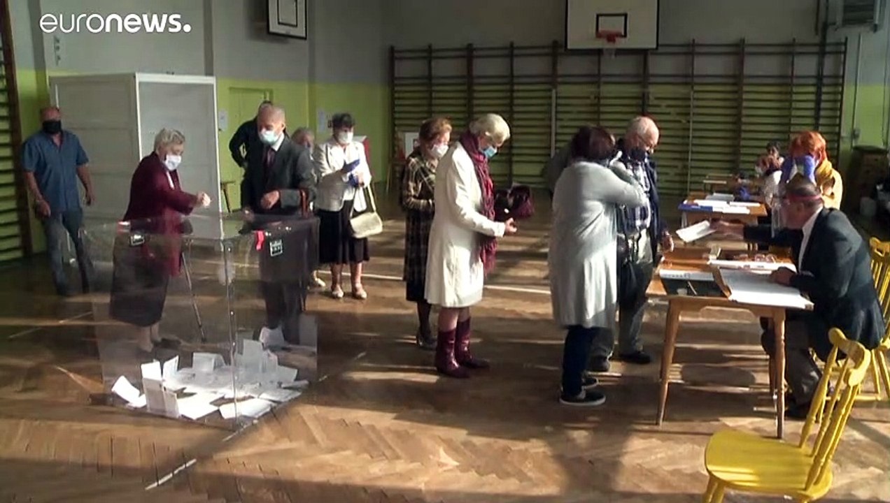 Poland election result: Narrow victory for cons...