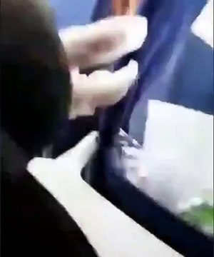 Un homme filme les violentes turbulences qui sèment la panique à bord d'un avion alors que les passagers pensent leur dernière heure arrivée