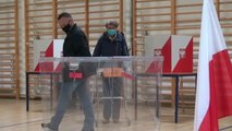 Polonia decide en segunda vuelta electoral a su nuevo presidente entre un candidato conservador y alejado de Europa y otro liberal