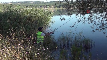 Kadın yarışmacı 100 erkeklere taş çıkararak, en büyük balığı yakaladı