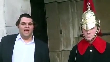 A funny guy makes Royal Guard laugh AMAZING