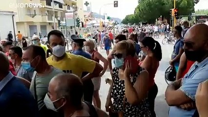 Migranti positivi al Covid, protesta in Calabria