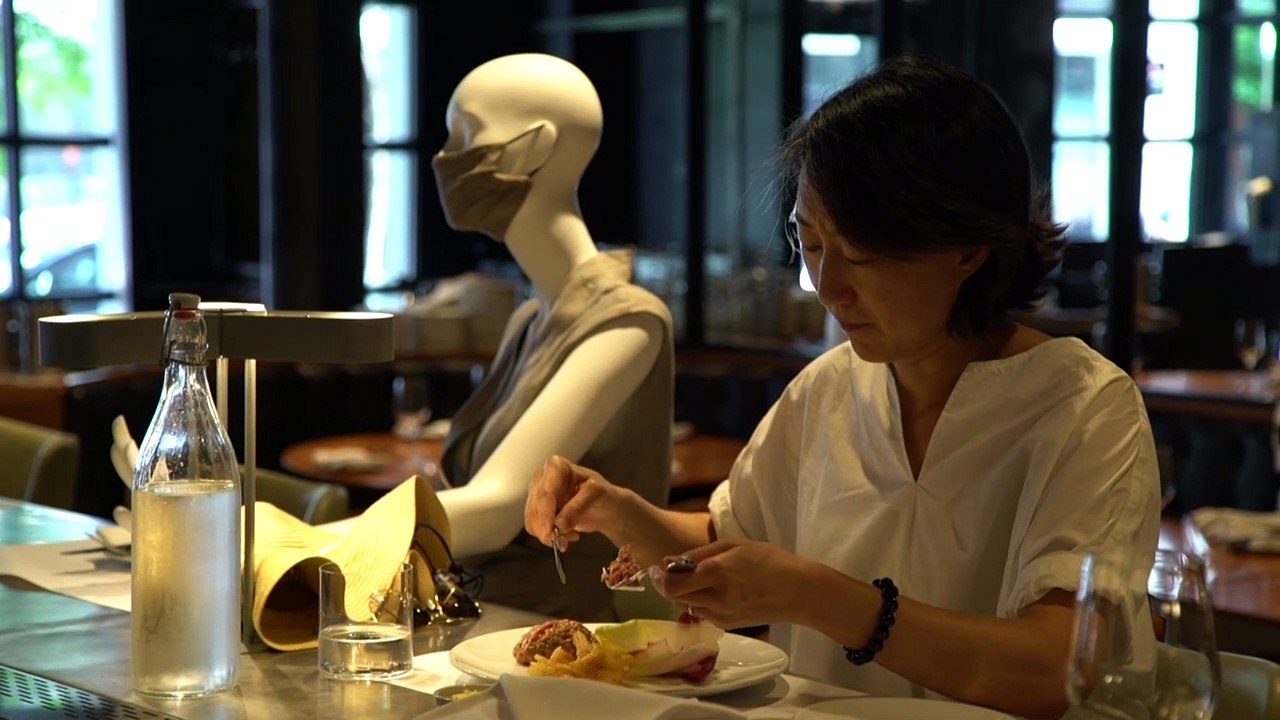 Essen gehen mit Schaufensterpuppen