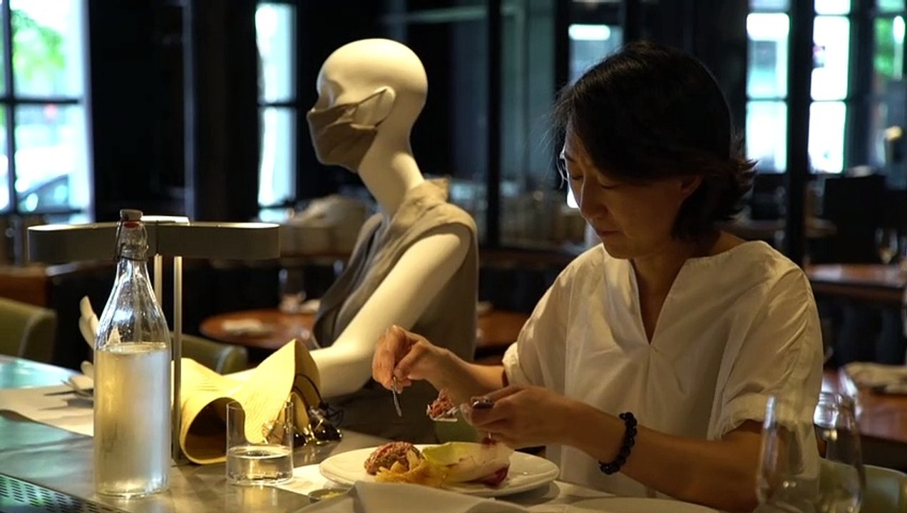 Essen gehen mit Schaufensterpuppen