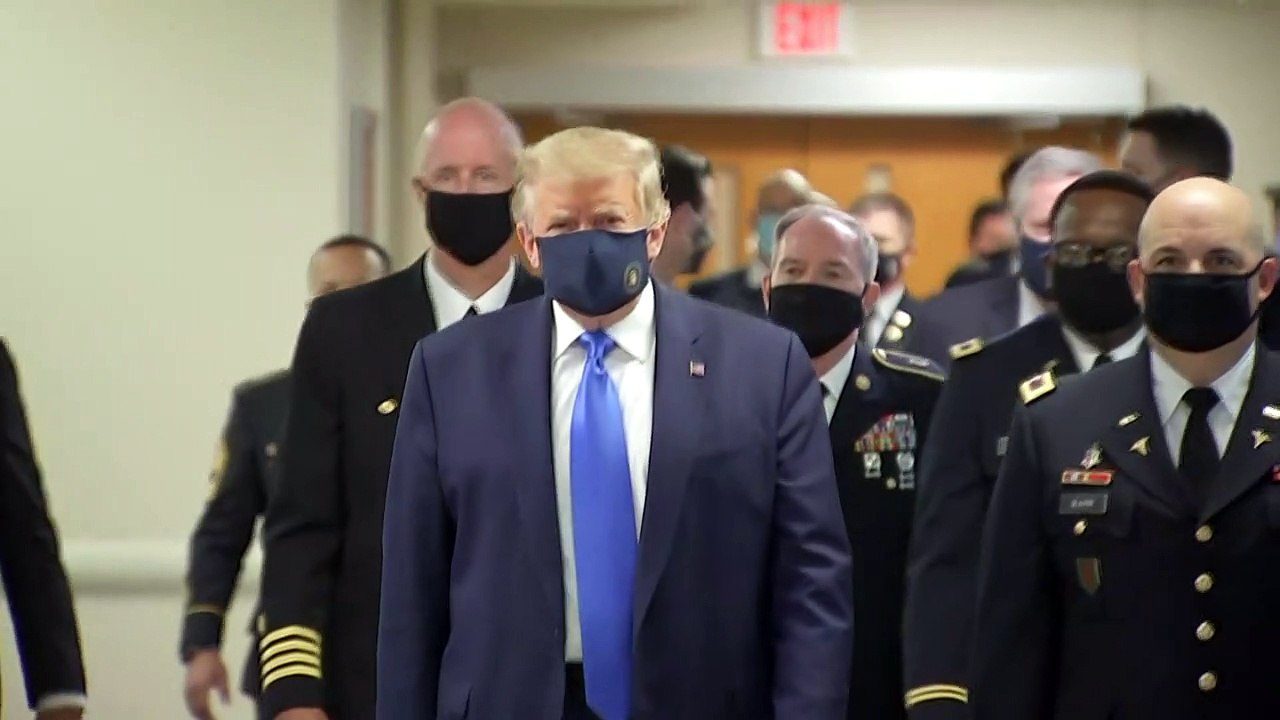Trump aparece pela primeira vez em público usando máscara