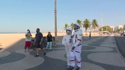 Un matrimonio brasileño utiliza un traje de astronauta para prevenir el coronavirus