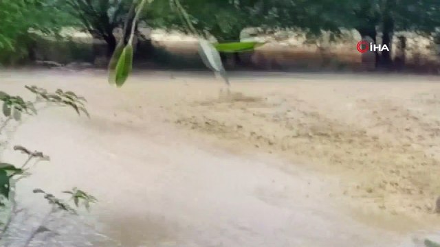 Bir anda yağan yağmur ve dolu ile köyü sel bastı