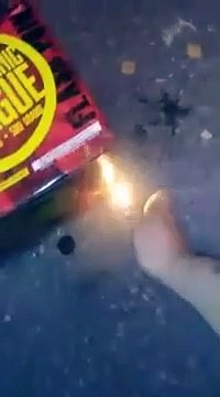 Ils s'amusent à tirer des centaines de feux d'artifice en pleine rue... Fumée impressionnante