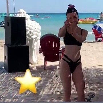 Merve Boluğur'dan bikinili dans şov!