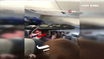 Rusya'da uçakta şemsiye ile yolculuk yaptılar