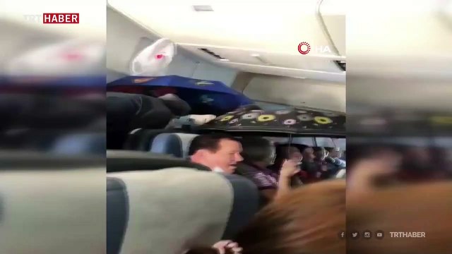Rusya’da tavandan su akan uçakta şemsiye ile yolculuk