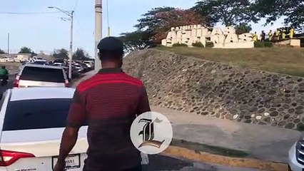 Cientos de personas se aglutinan en los alrededores del monumento de Santiago