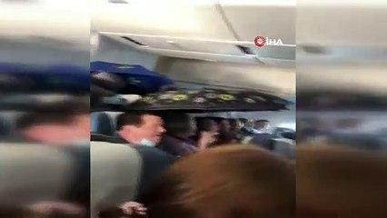 Böyle yolculuk görülmedi... Uçakta şemsiye açtılar