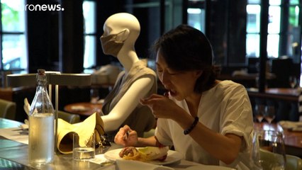 شاهد: مطعم كندي يلجأ إلى "التماثيل" للالتزام بقواعد التباعد الاجتماعي