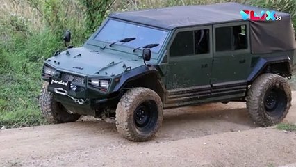 Naik Mobil Sangar Pindad, Prabowo Terabas Jalan Hancur