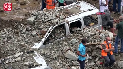 Artvin'i sel vurdu araçlar çamura saplandı