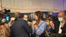 Besos, abrazos y sin distancia: así  fue la celebración del PP y el PNV en las elecciones  del 12-J