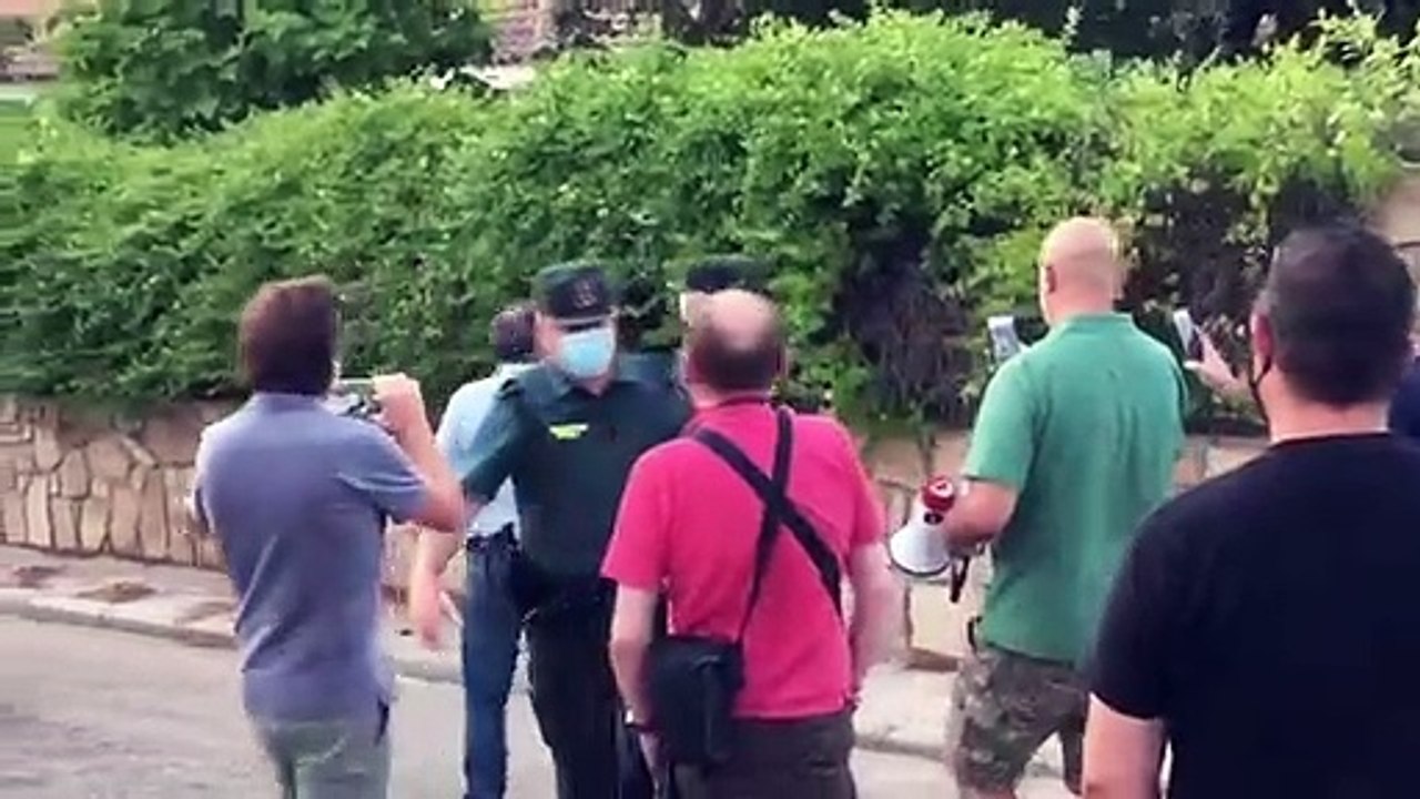 El 'matón' de Enrique Santiago (PCE) se encara y amenaza a manifestantes frente al chalet de Iglesias: "A ti ya te tengo identificado"