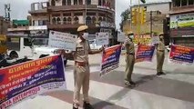 यातायात पुलिस की अच्छी पहल, गुलाब का फूल देकर लोगों से किया हेलमेट लगाने का आग्रह