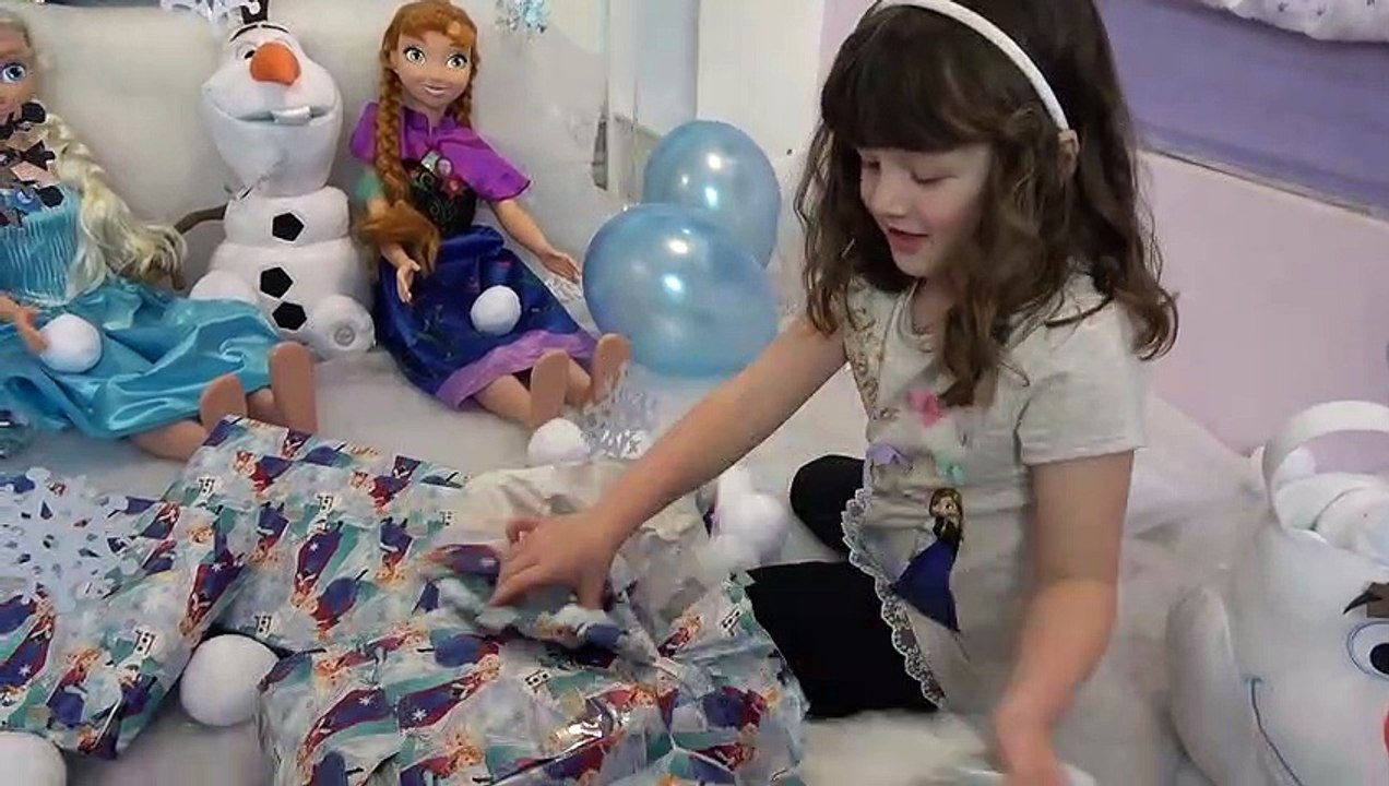 Isabella Mostrando seus Brinquedos das Princesas Elsa e Anna Disney