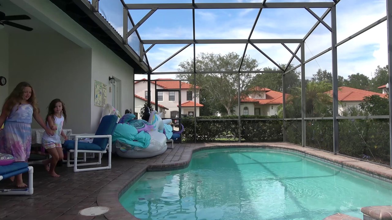 Sophia  Isabella e Alice Brincando na Piscina