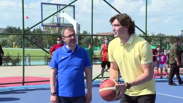 Bakan Kasapoğlu, milli basketbolcu Cedi Osman'ı ağırladı - ANKARA