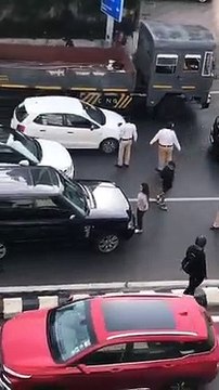 अफेयर के शक से पत्नी पति की गाड़ी पर चढ़ी, मुंबई में ब्लॉक की सड़क