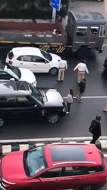 अफेयर के शक से पत्नी पति की गाड़ी पर चढ़ी, मुंबई में ब्लॉक की सड़क